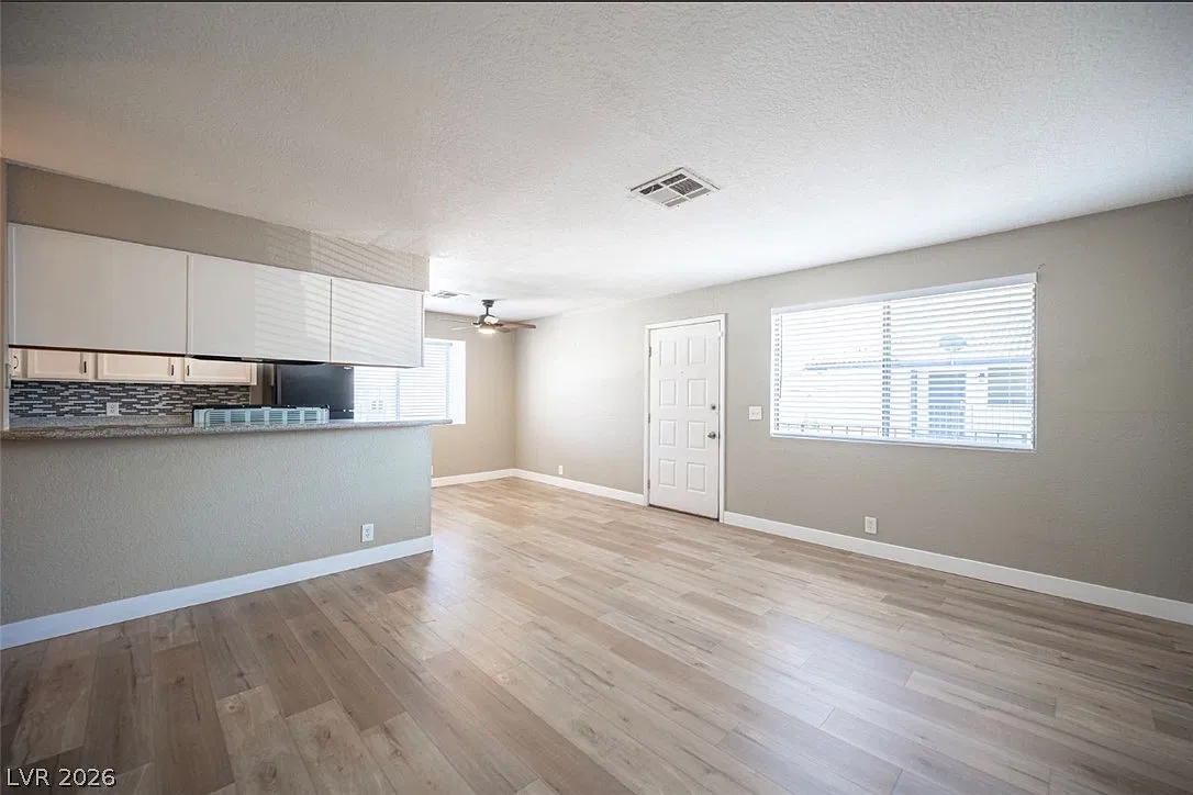 2 bed, 2.0 bath, 3870 sqft, $1,400 — Photo 4
