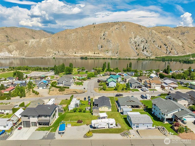 3rd image of 501 W Entiat Dr
