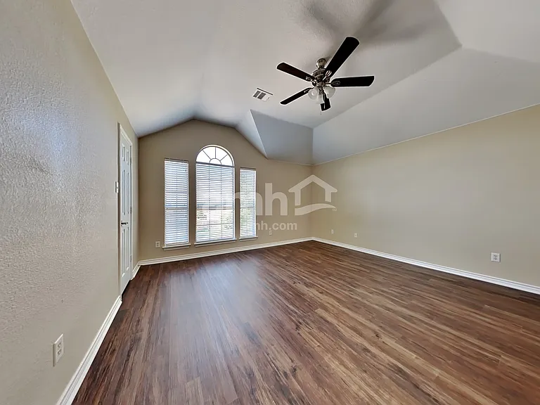 404 Roundrock Ln — Photo 16