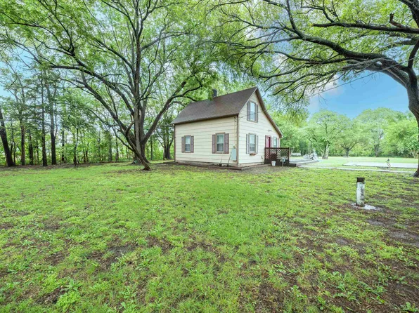434 N Elm St, Douglass, KS 67039