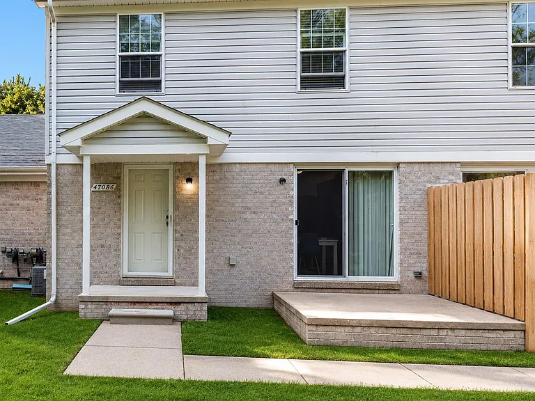 47086 Auburn Ct — Photo 1