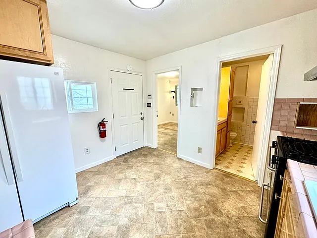 520 E 15th St #4 — Photo 2