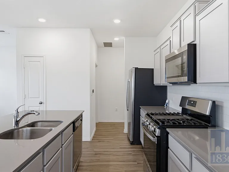 15213 Spruce Frost Cv #A — Photo 4