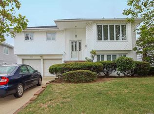 2520 Riviera Ln, Bellmore, NY 11710