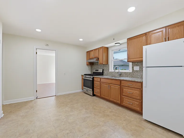 322 Broughton Ave #1 — Photo 10