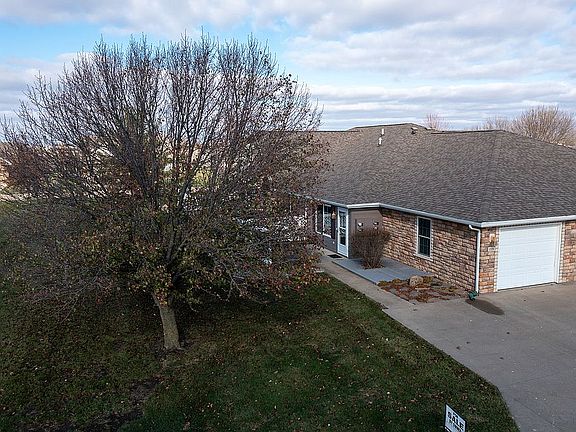 5th image of 1709 E Greenwood Ln