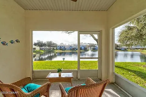 Screened In Porch w/Lake View
(Furniture NOT Included)
