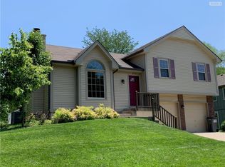 6499 NW Valley Dr, Parkville, MO 64152