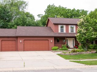 1426 Ridge Cliff Ln NE, Rochester, MN 55906