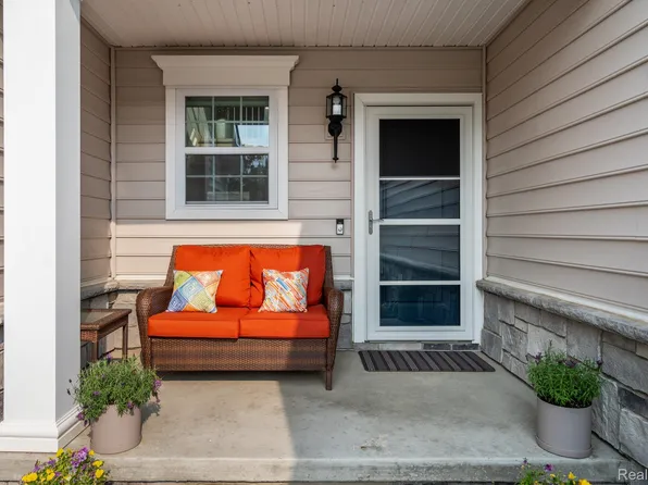 2548 Oxford Cir, Ann Arbor, MI 48103