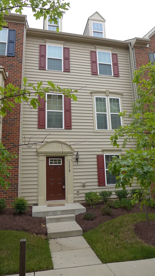 Gorgeous 3bd 2.5bth townhouse w/2 car garage for rent! — Photo 1
