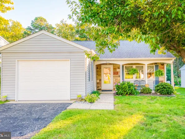 13 New Castle Dr, Southampton, NJ 08088