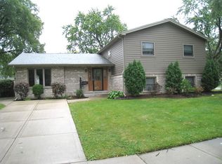 949 Cedar Ln, Elk Grove Village, IL 60007