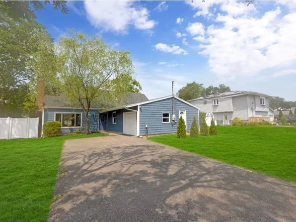 86 Sycamore Ave, Central Islip, NY 11722
