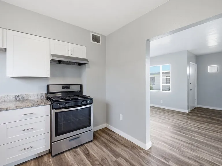 2120 N Forgeus Ave #B — Photo 10