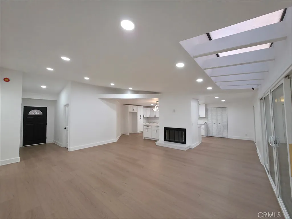 3 bed, 2356 sqft, $5,500 — Photo 4