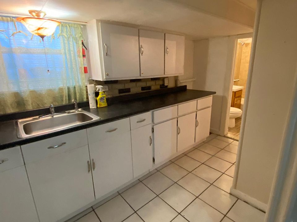 2nd image of 1833 Patterson Ave APT 1
