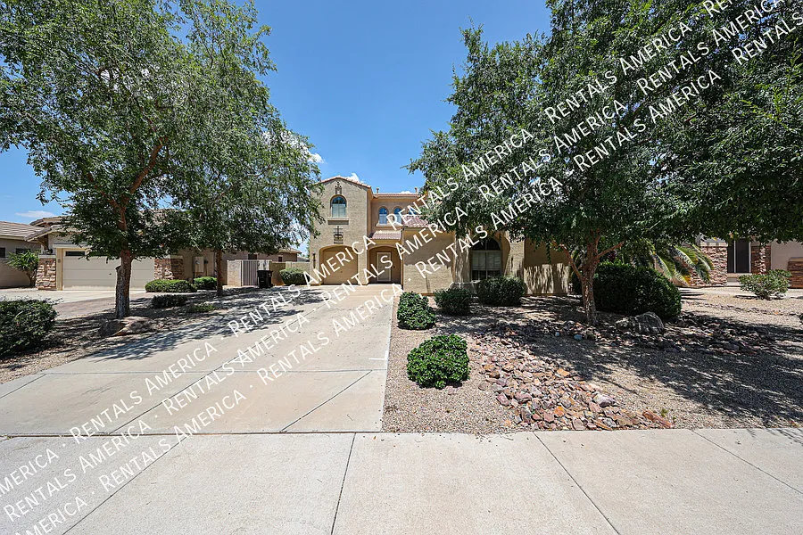Beautiful & Bright 4 Bedroom Home in Ideal Chandler Location! — Photo 2