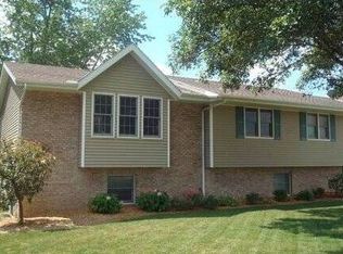 304 Lake Rd, Eureka, IL 61530