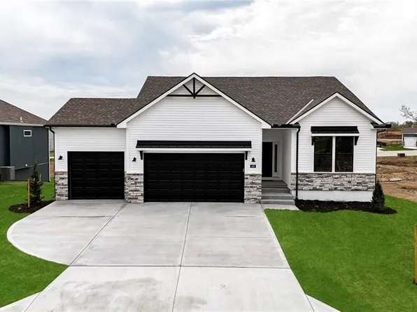 408 SW Hawthorne Ln, Blue Springs, MO 64014