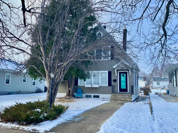 809 3rd St NE, Watertown, SD 57201