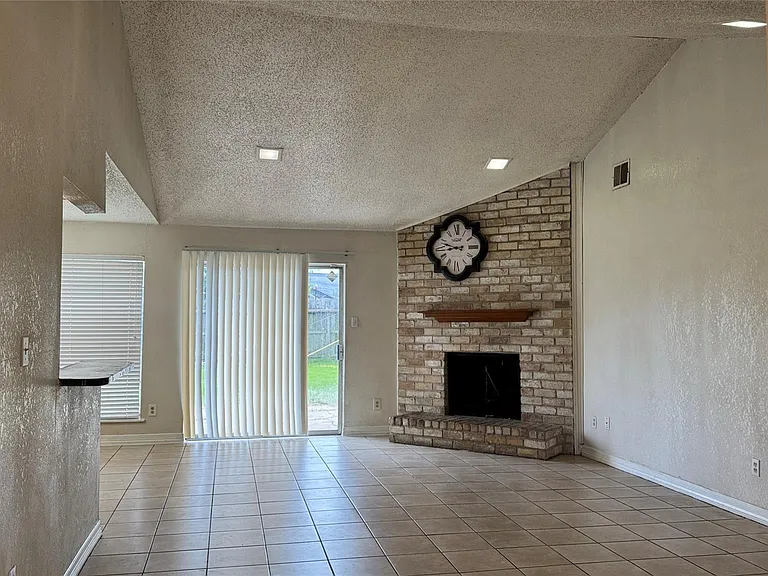 10940 Dunvegan Way — Photo 2