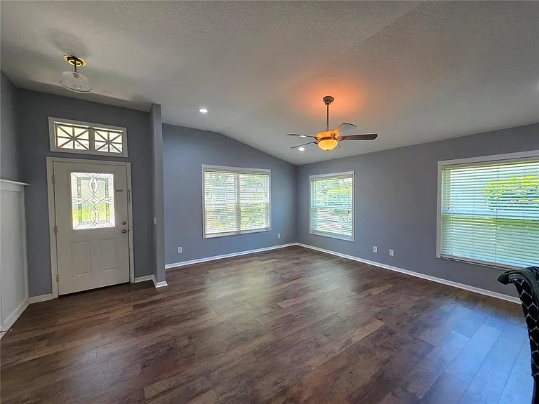 806 Lesa Glen Pl — Photo 3