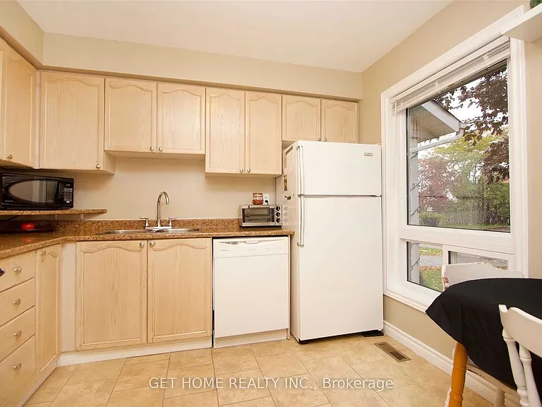 1310 Charter Cres — Photo 10