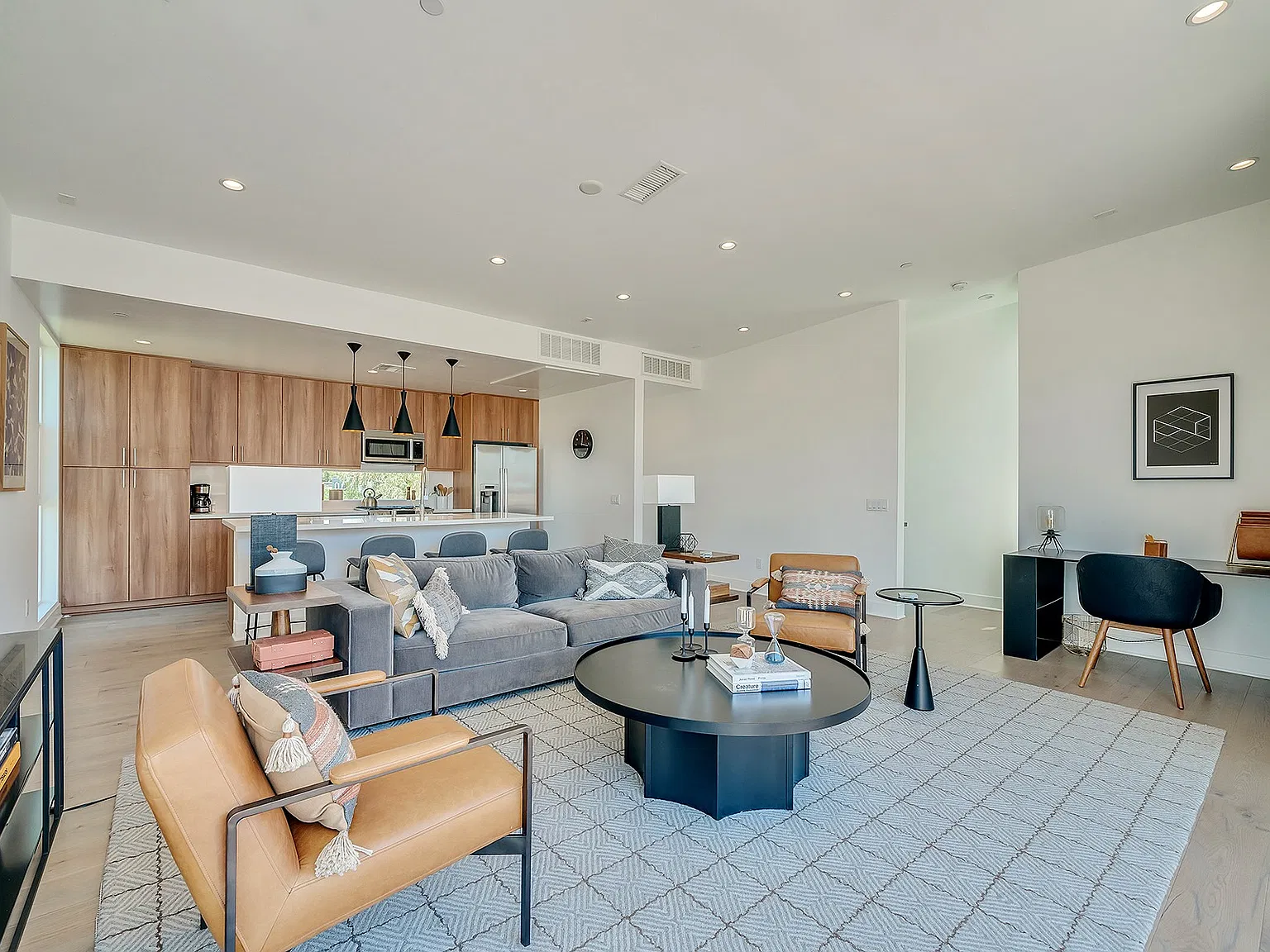 3 bed, 3.5 bath, 2000 sqft, $7,400 — Photo 3