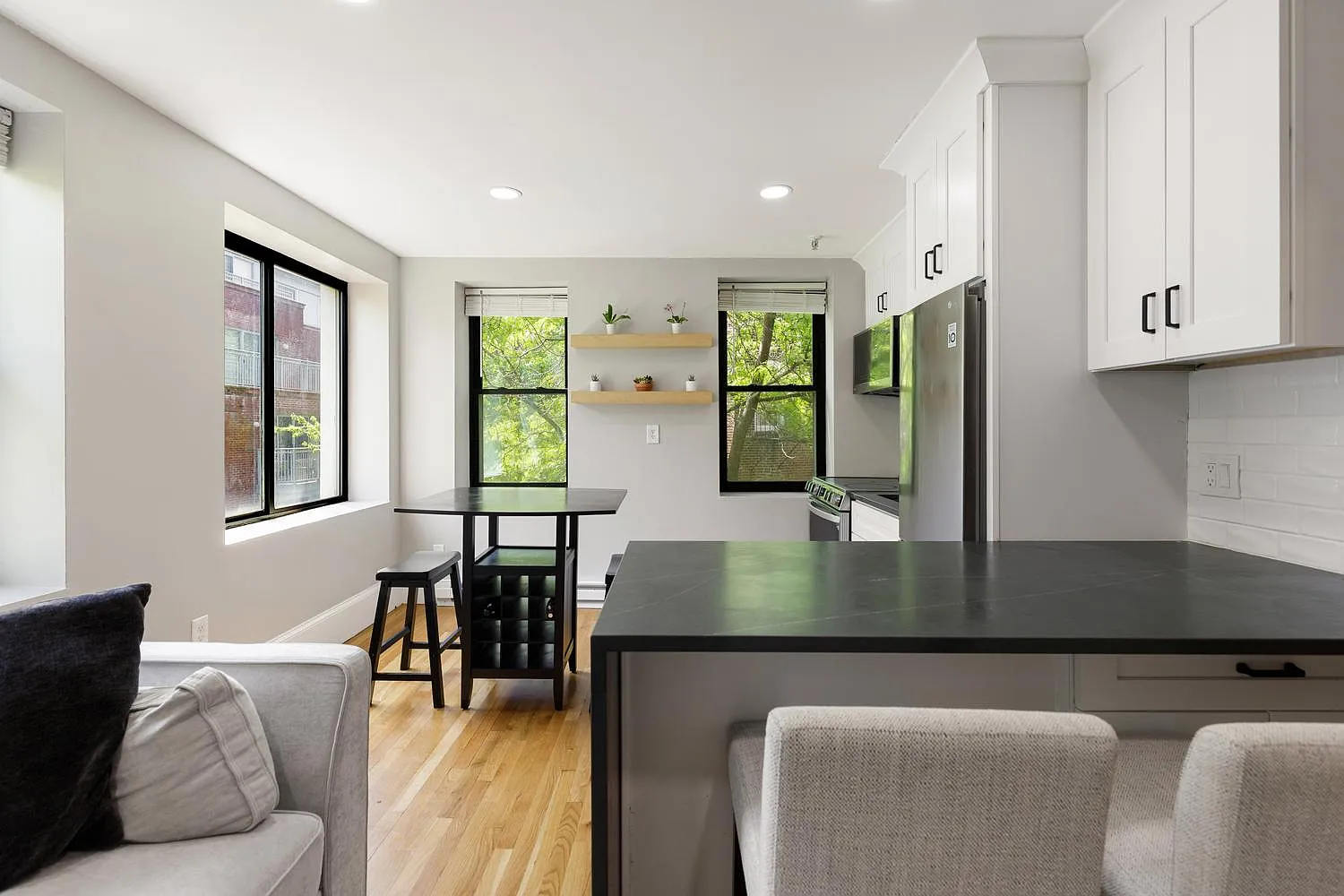 2 bed, 650 sqft, $3,800 — Photo 2