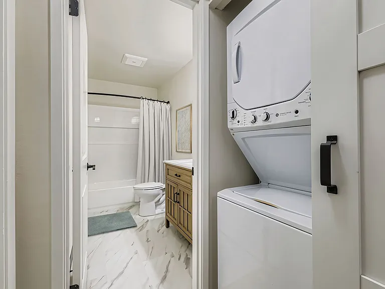 Beautifully Renovated 1 & 2 Bedroom Apartments in Lynnwood! — Photo 19