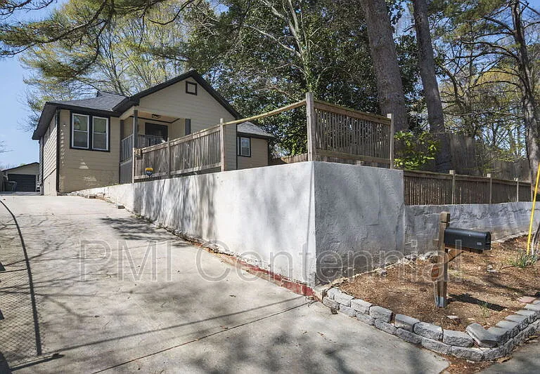 562 Gary Rd NW — Photo 3