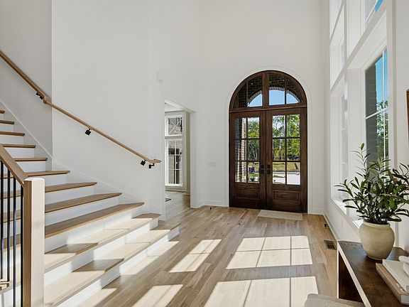 5th image of 3423B Richards St