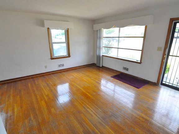 3rd image of 2208 Sherman Dr NW