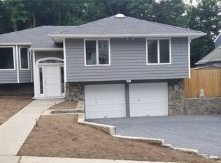 26 Robinson Ave, Glen Cove, NY 11542