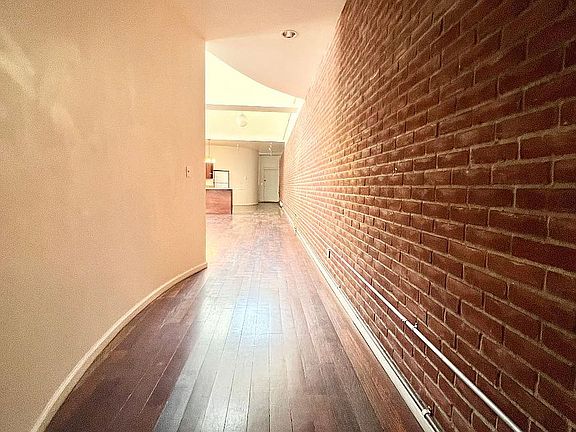 5th image of 53 Eagle St Floor 1