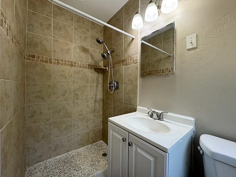 310 Longwood Dr — Photo 25