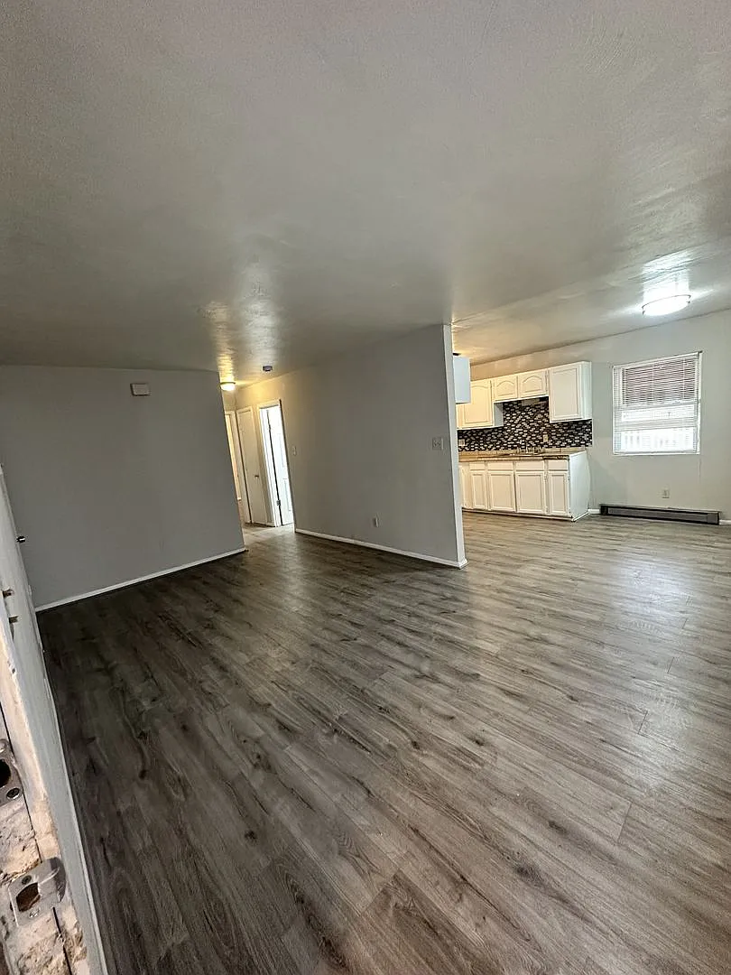 Lovey Two Bedroom One Bathroom — Photo 2