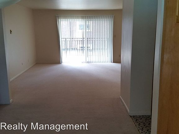3rd image of 612 S Lincoln St APT 203