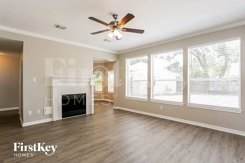 3 bed, 2.5 bath, 2574 sqft, $2,275 — Photo 4