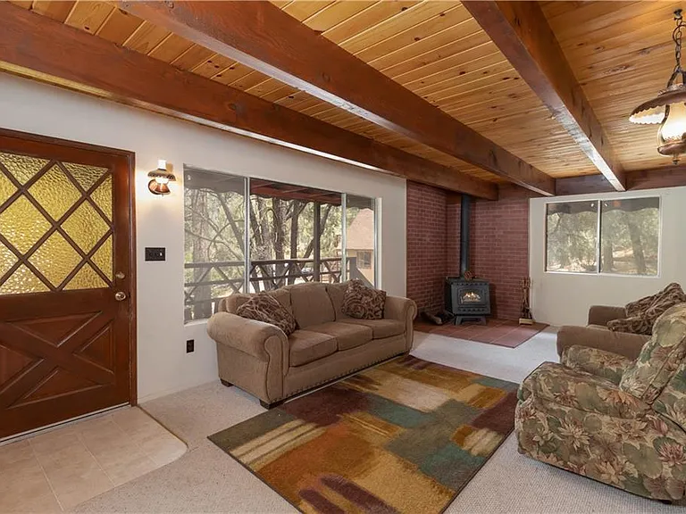 2309 Crestwood Ct — Photo 5