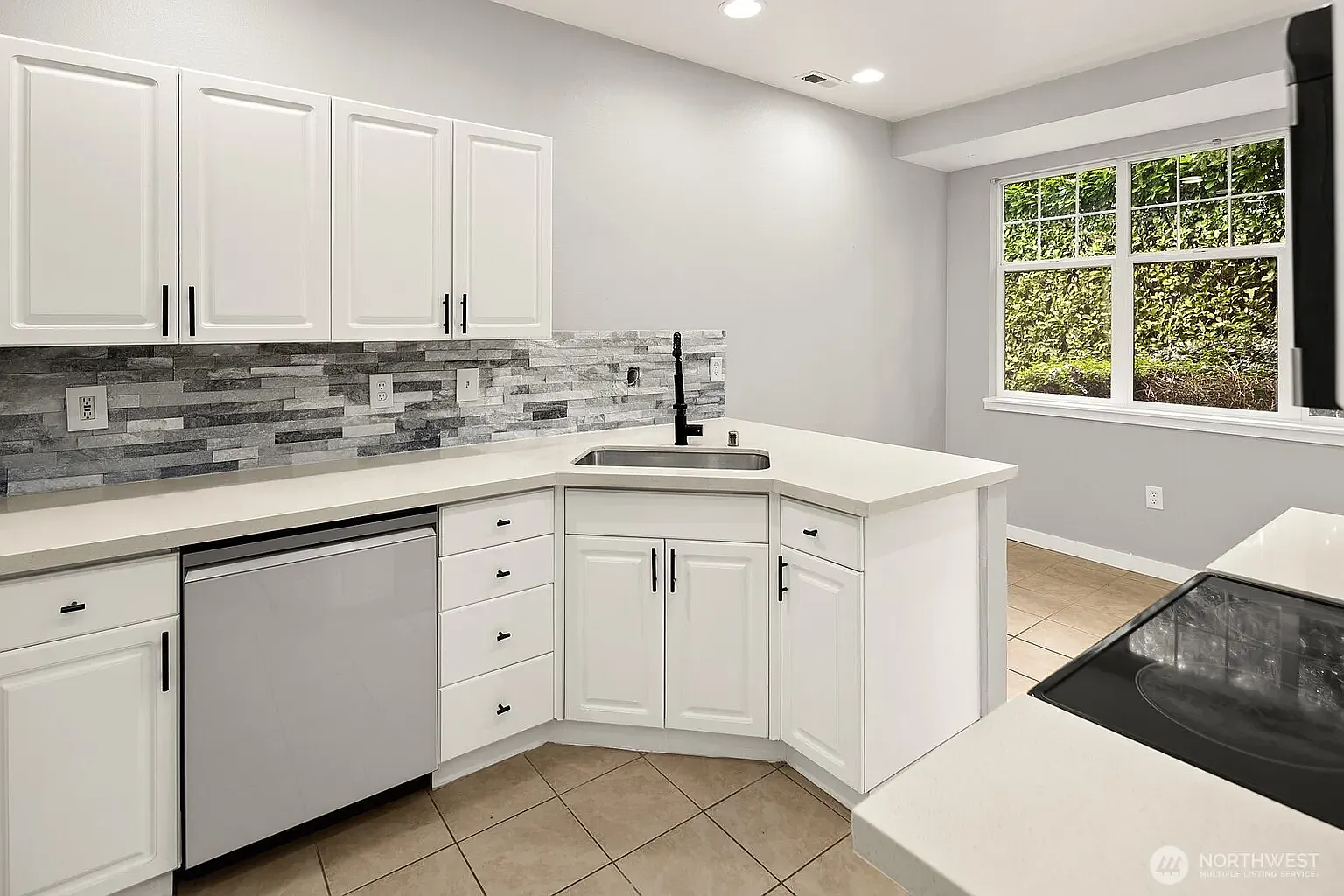3 bed, 1364 sqft, $3,400 — Photo 4