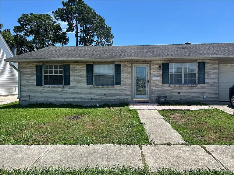 725 Oakwood Dr — Photo 2