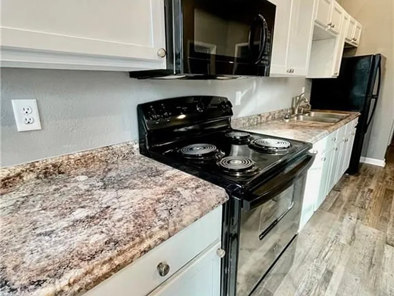 323 N Ash St — Photo 3