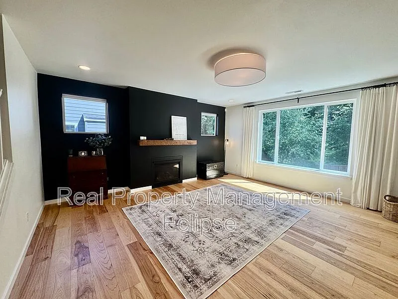 5 bed, 3.0 bath, 2691 sqft, $3,700 — Photo 4