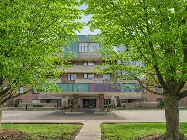 5200 Three Village Dr APT 1C, Lyndhurst, OH 44124