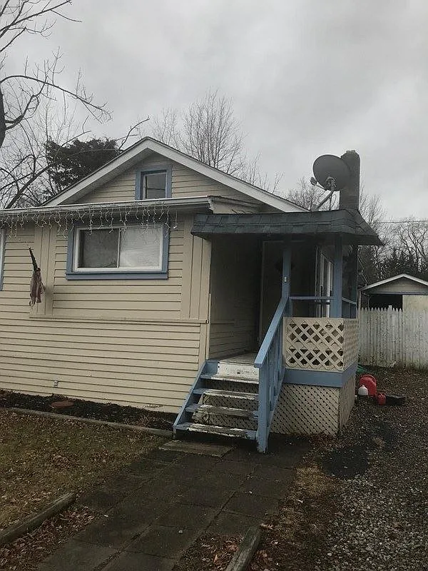 1264 Richard St photo 1