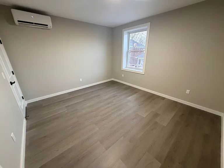 610 Broadway — Photo 10
