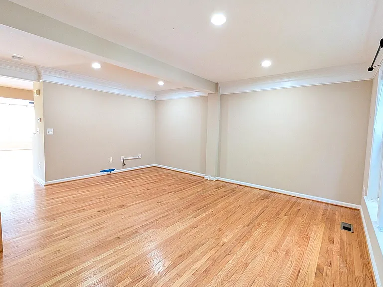 211 Shirley Sq SE — Photo 3