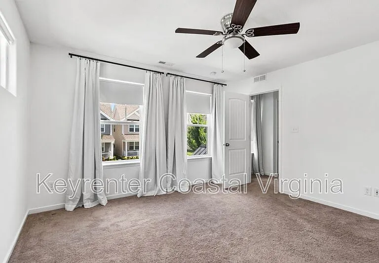 1415 Waltham Ln — Photo 16